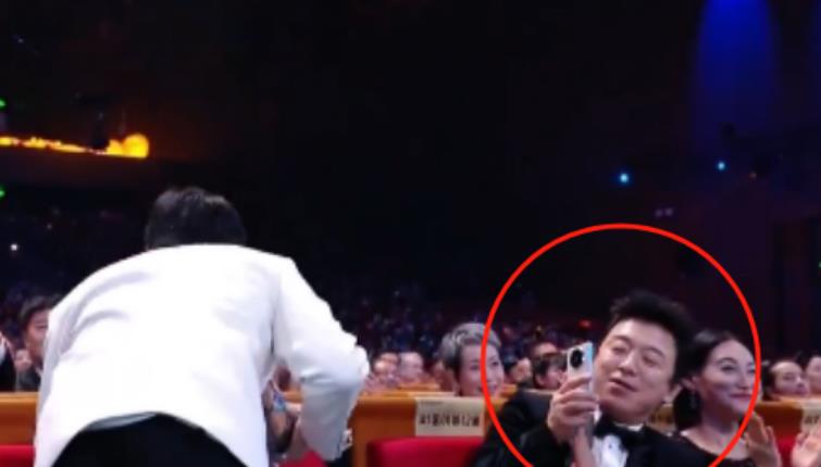 何赛飞获奖后与梁朝伟握手视频,梁朝伟何赛飞金鸡奖