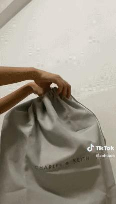 女孩子晒爸爸送的80元的包,女生晒父亲买的包