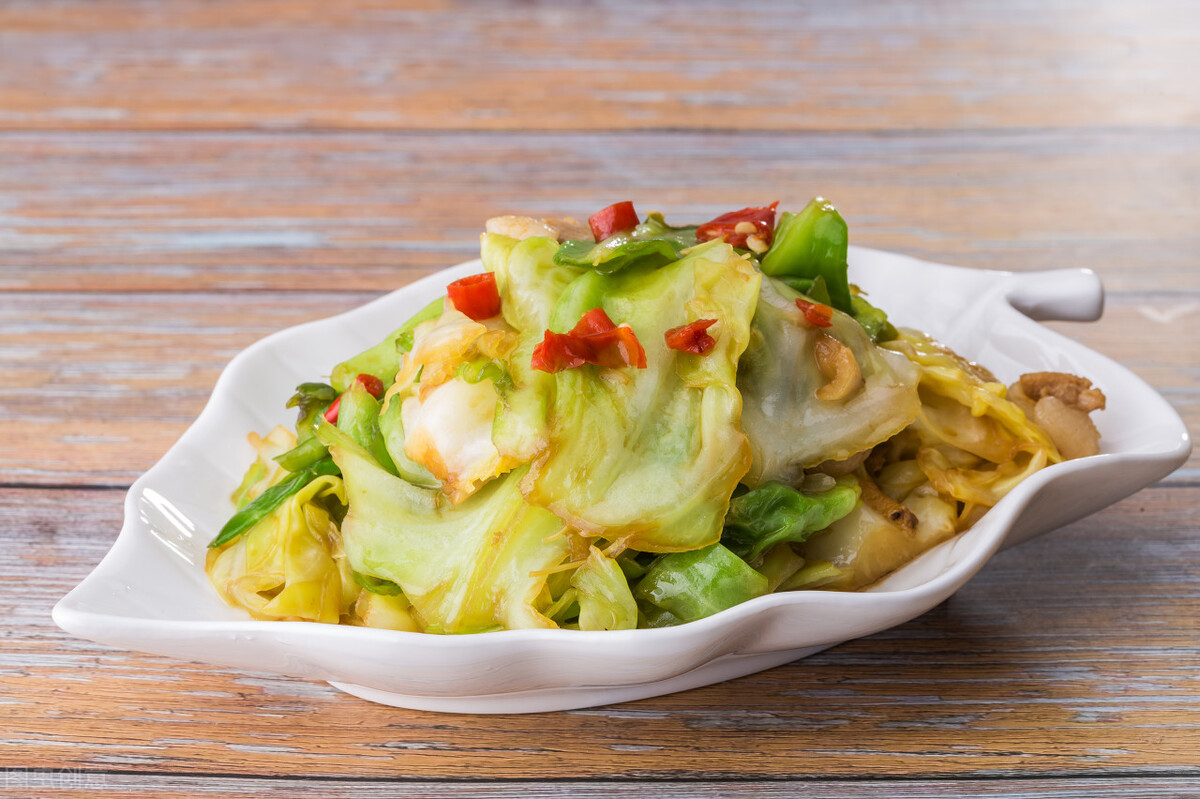 包菜的新吃法清脆爽口越吃越想吃,入秋后吃包菜的做法