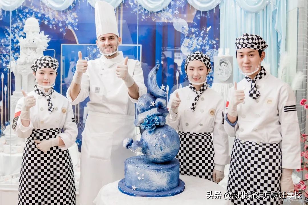 学西点烘焙去店里还是学校,学西点会学煮咖啡吗