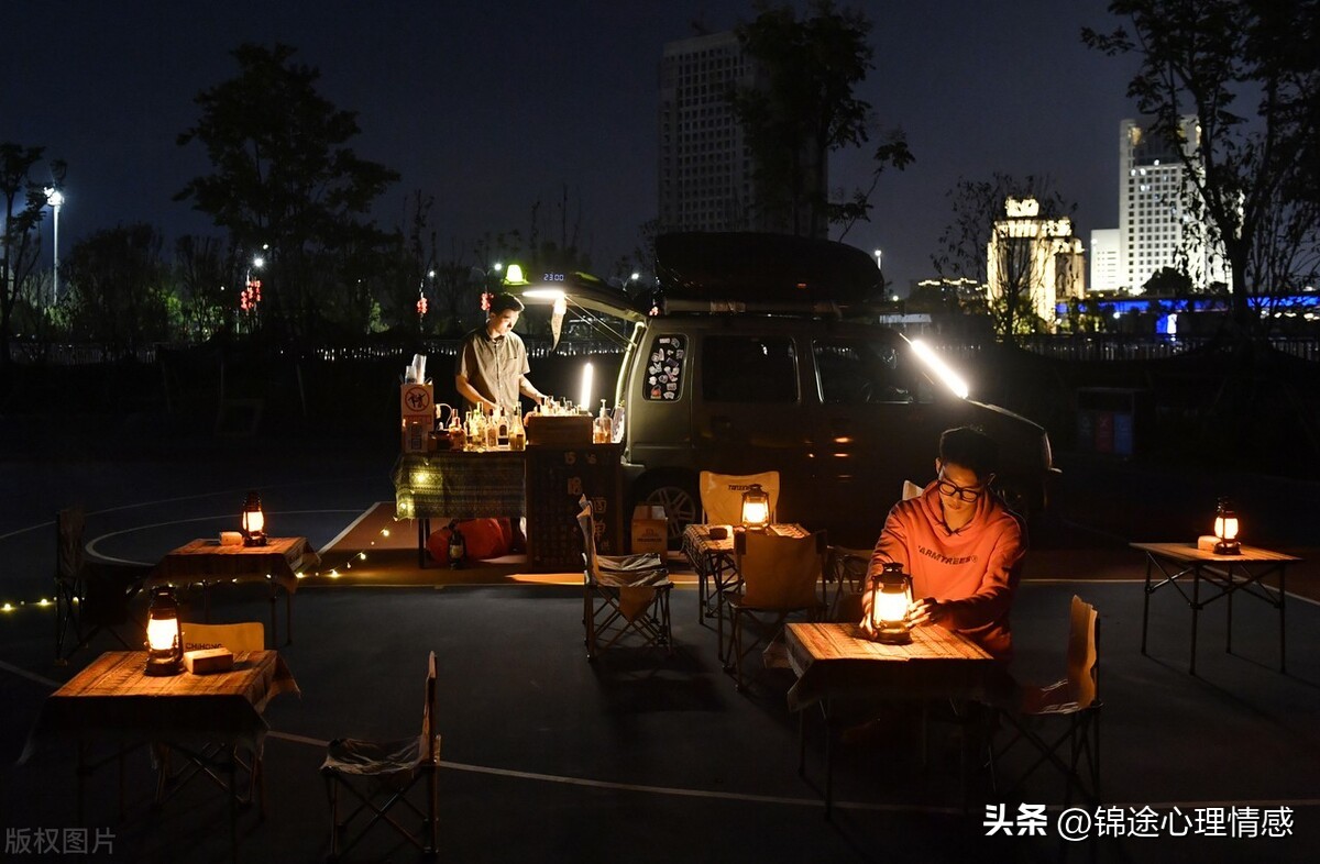 投入3万元钱，我和小伙伴弄了个移动小酒摊，现在每个月收入6万元