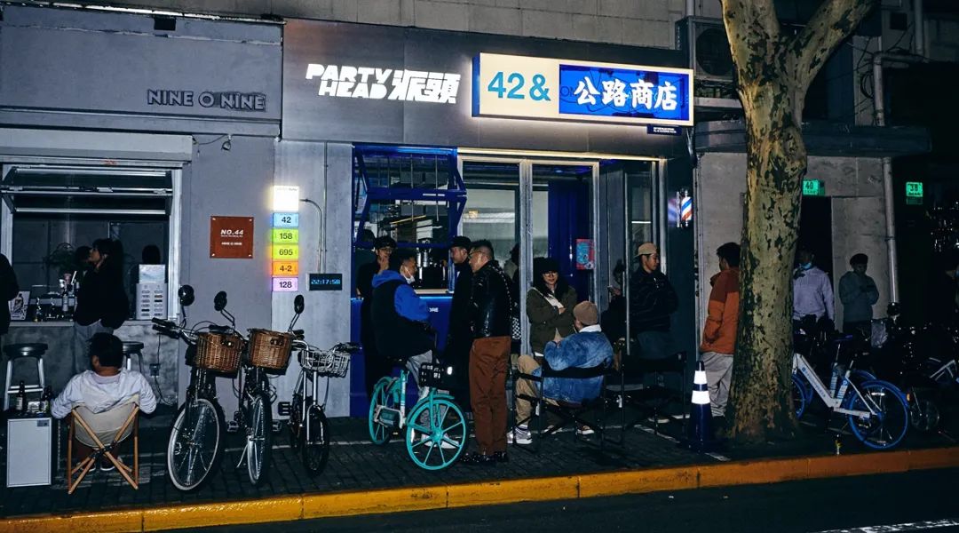 在上海马路上喝酒睡觉,上海长乐路街边喝酒