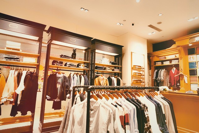 比较分散的服装店怎么选址,服装店选址重要还是装修重要