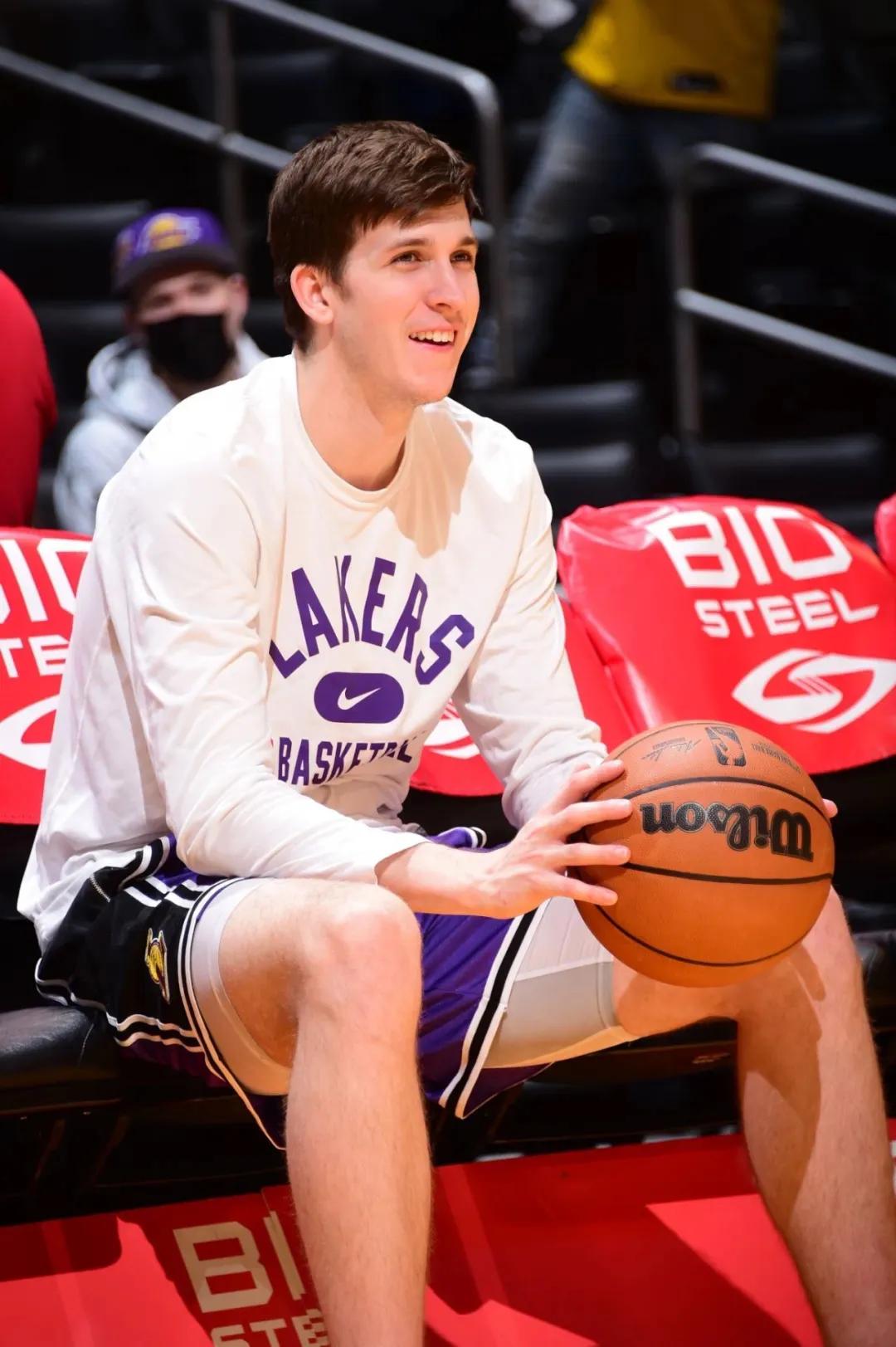 译文-里夫斯说：“要努力，要清醒，要忠于自己。”