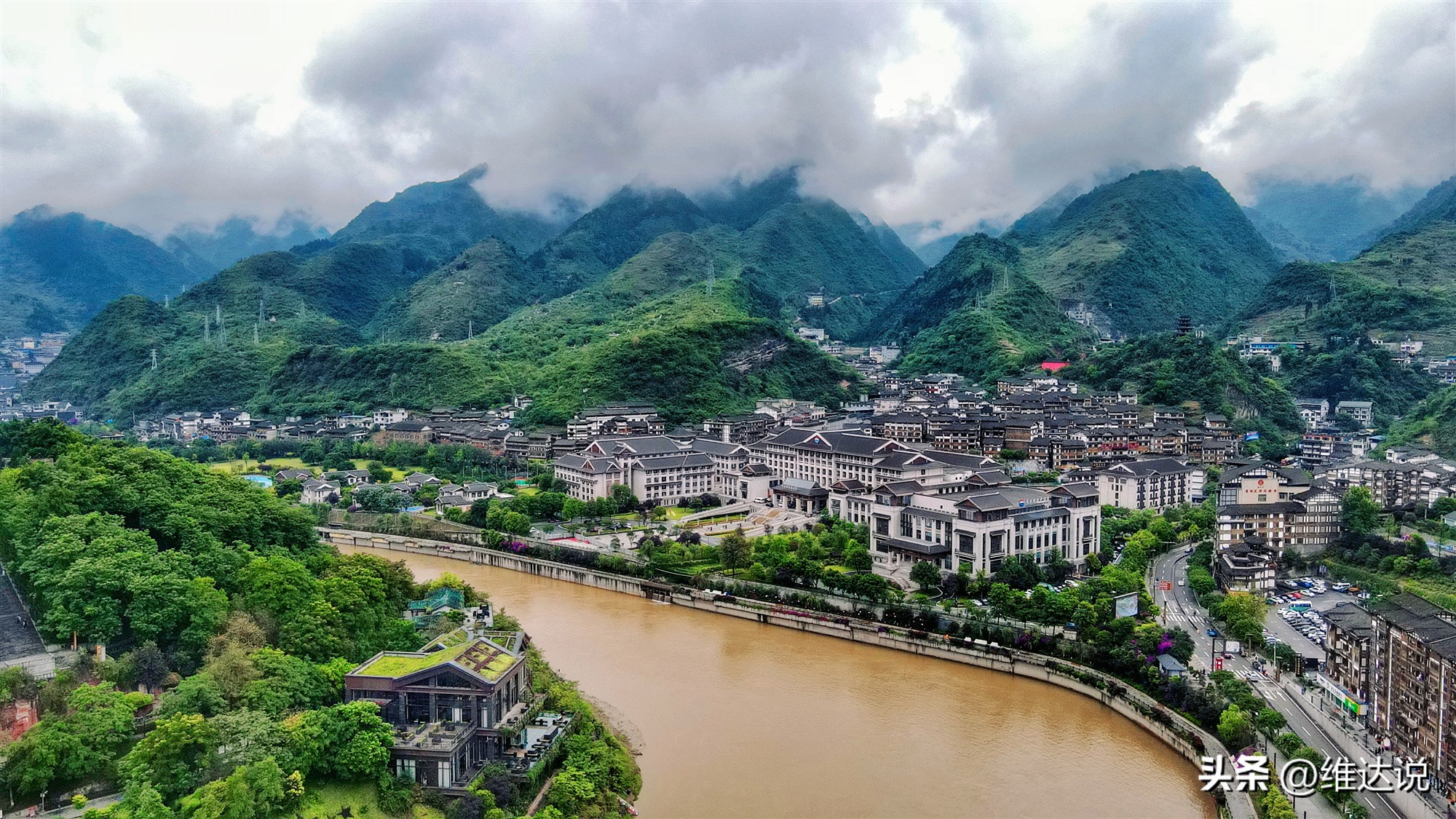 茅台镇是中国著名的酱香酒发源地,茅台镇第一大酒厂