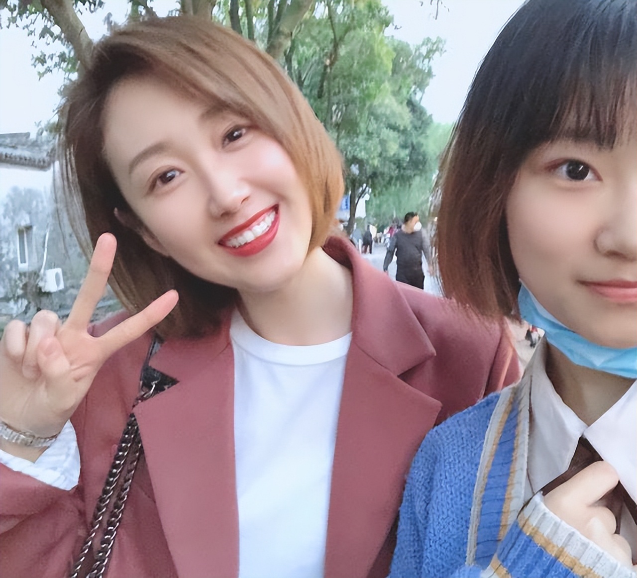 春晚主持人董卿周涛朱迅李思思,春晚主持人董卿朱迅周涛