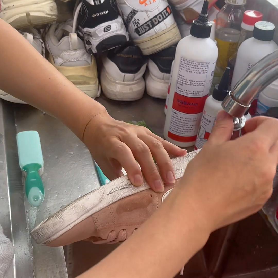 翻毛皮鞋子发霉怎么处理最有效,翻毛皮的鞋子怎么清理不留水渍