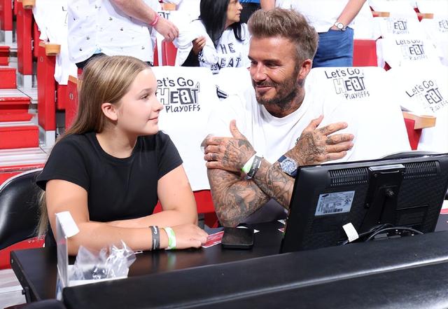 贝克汉姆小七公主长大了,贝克汉姆带女儿小七看nba比赛