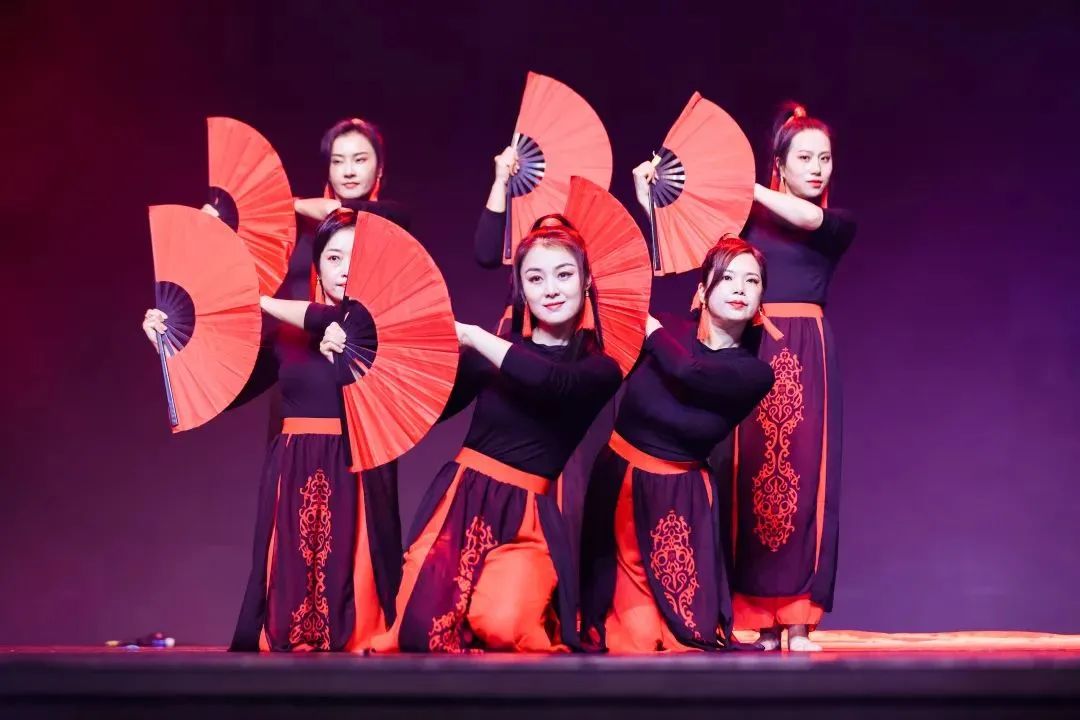 哇！这些学校的圣诞节也太“卷”了！圣诞老人、无人机都来了