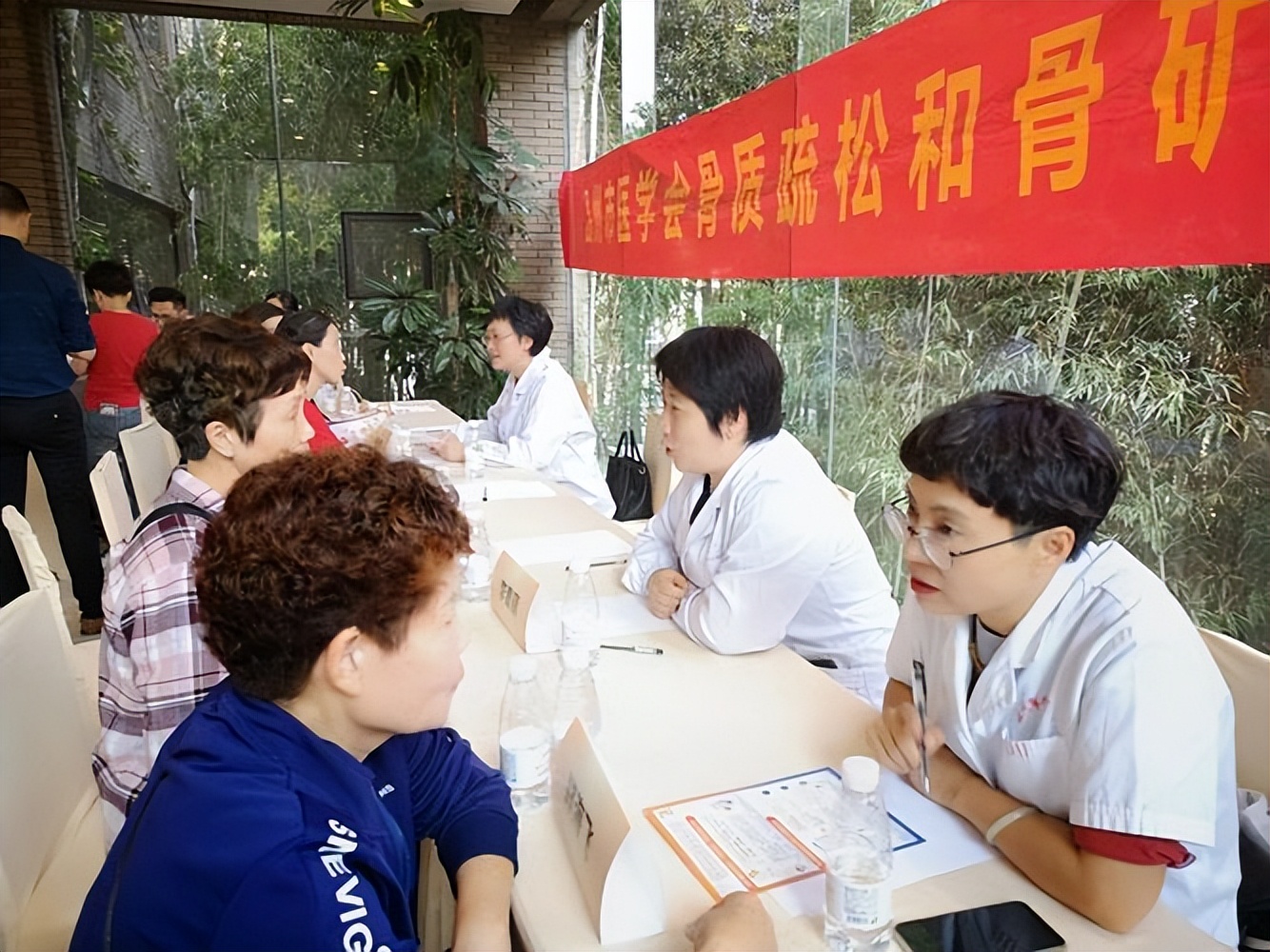 花生能导致骨质疏松吗,花生吃太多会引起骨质疏松吗