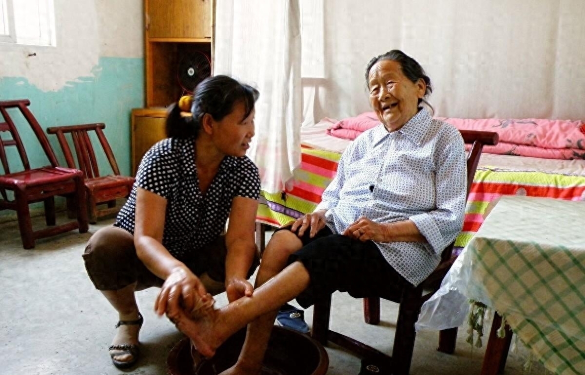 60岁大妈爱上50岁保镖,60岁大妈爱上保镖