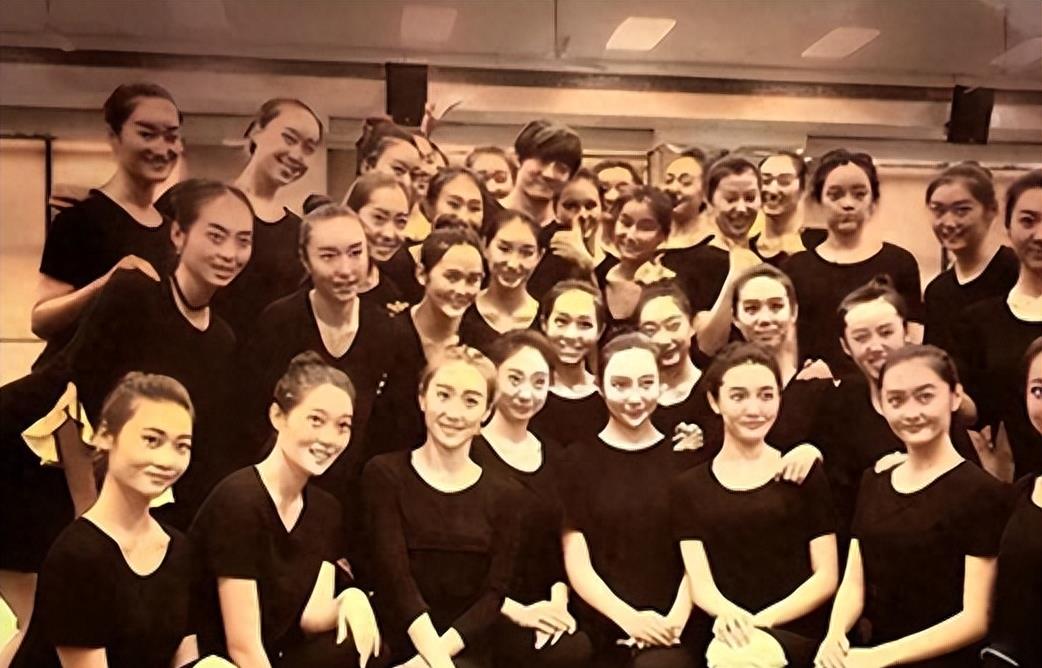 许家印歌舞团队演员照片,许家印歌舞团队演员状况