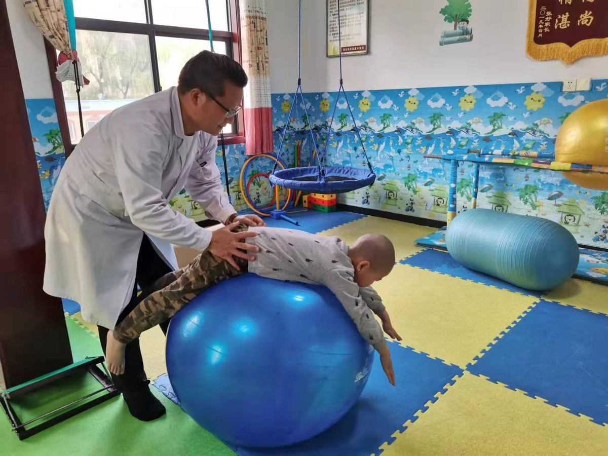 李鹏飞：让“脑瘫儿”健康生活，是他最大心愿