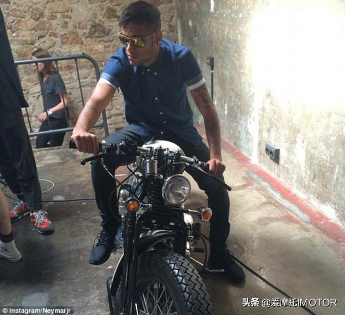 你们在聊世界杯，而我却想和你聊摩托车的那点球事