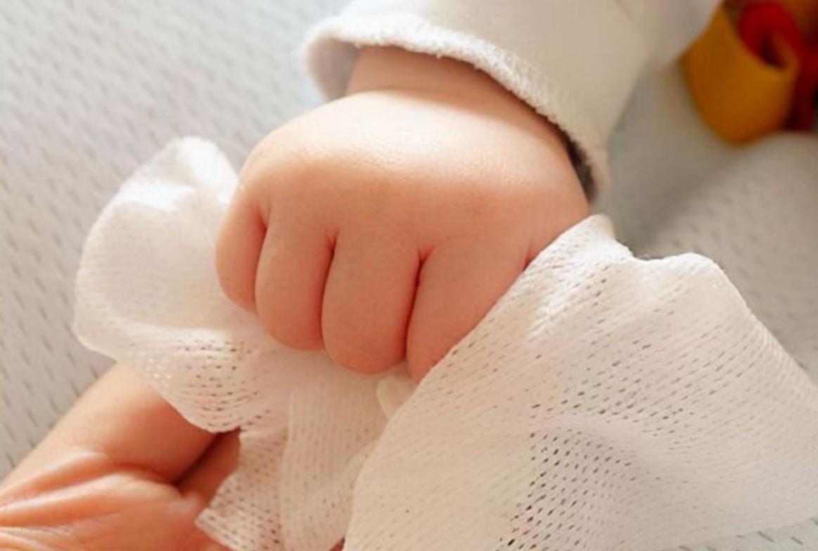 洁癖小姨带娃三天，孩子哭着不拉尿，妈妈拉开娃的裤子一看吐了