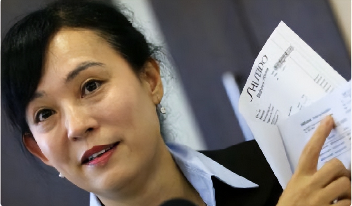 白天穿僧袍念经，晚上穿*袜丝**蹦迪：香港假尼姑如何能敛钱数千万？