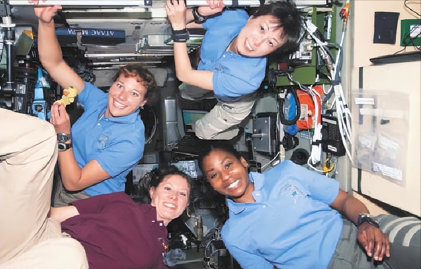 女航天员上太空,遇到生理期怎么办?太空环境会影响生育吗?