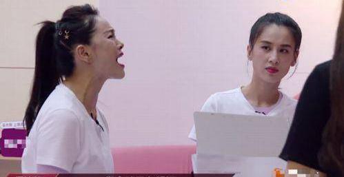 才女伊能静，童年坎坷：被父抛弃、“狗链”栓脖又被逼吃“狗粮”