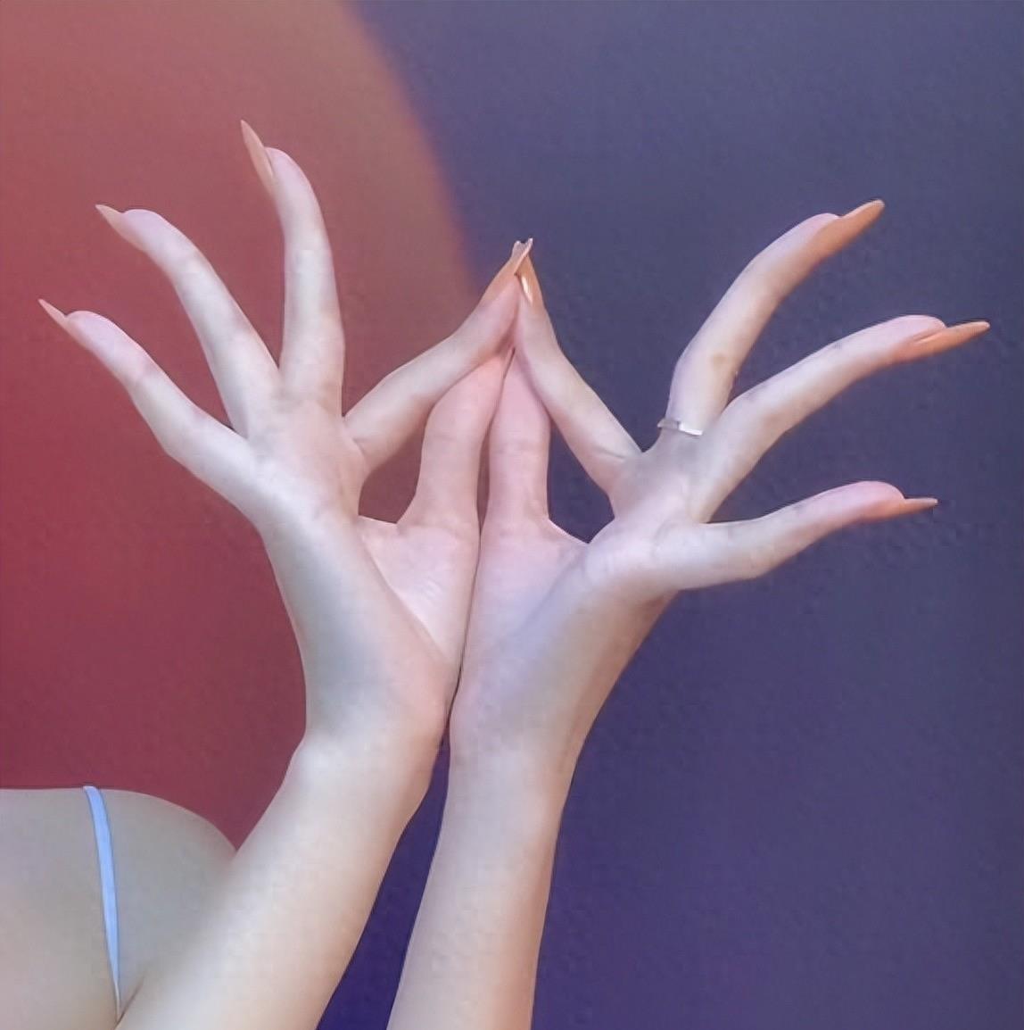 “小丑手”太减分了，这8位女星个个貌美如花，却被手拖后腿