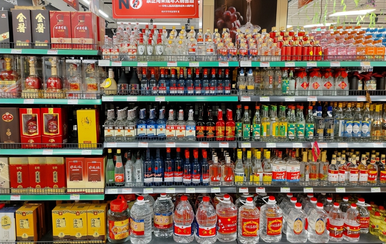 同样是酒茅台为什么这么贵,烟酒店和超市的酒有区别吗