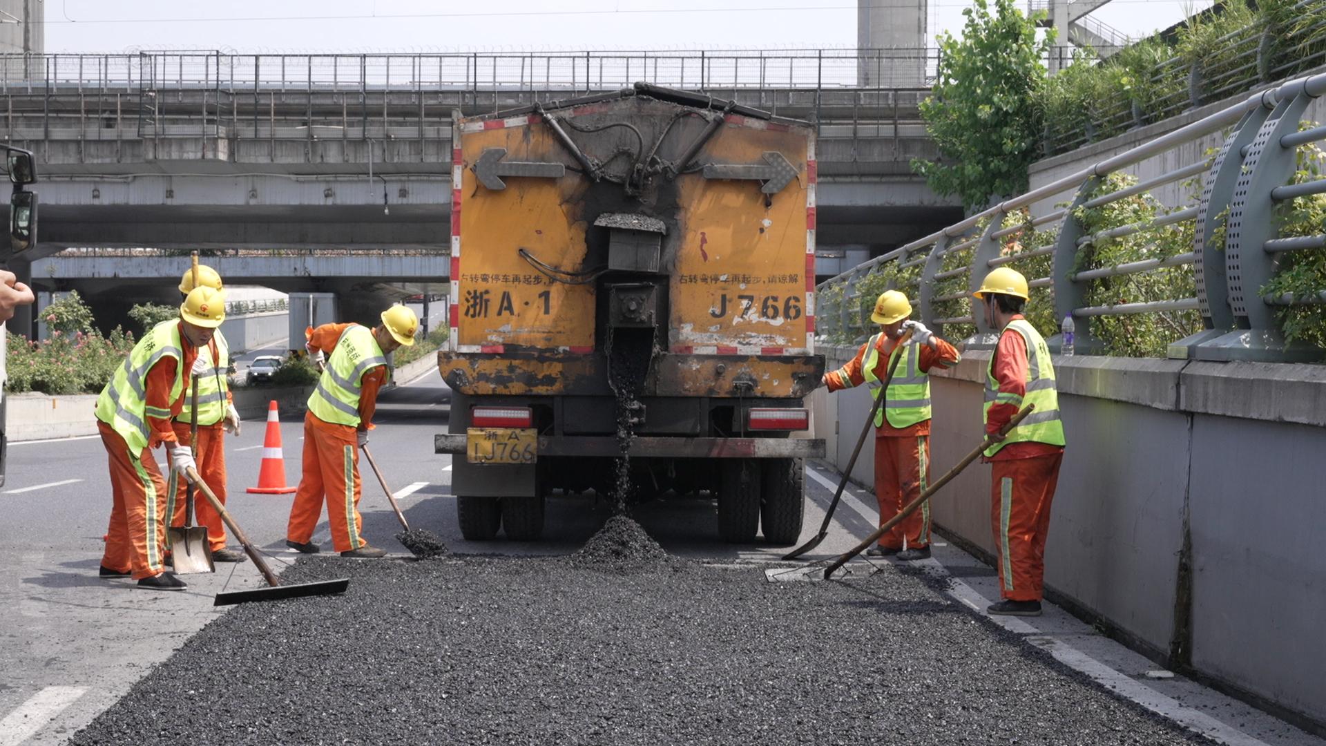 纯悦“一瓶水接力”第六季：送出清凉，让爱延续，致敬脚踩“火炉”的筑路人