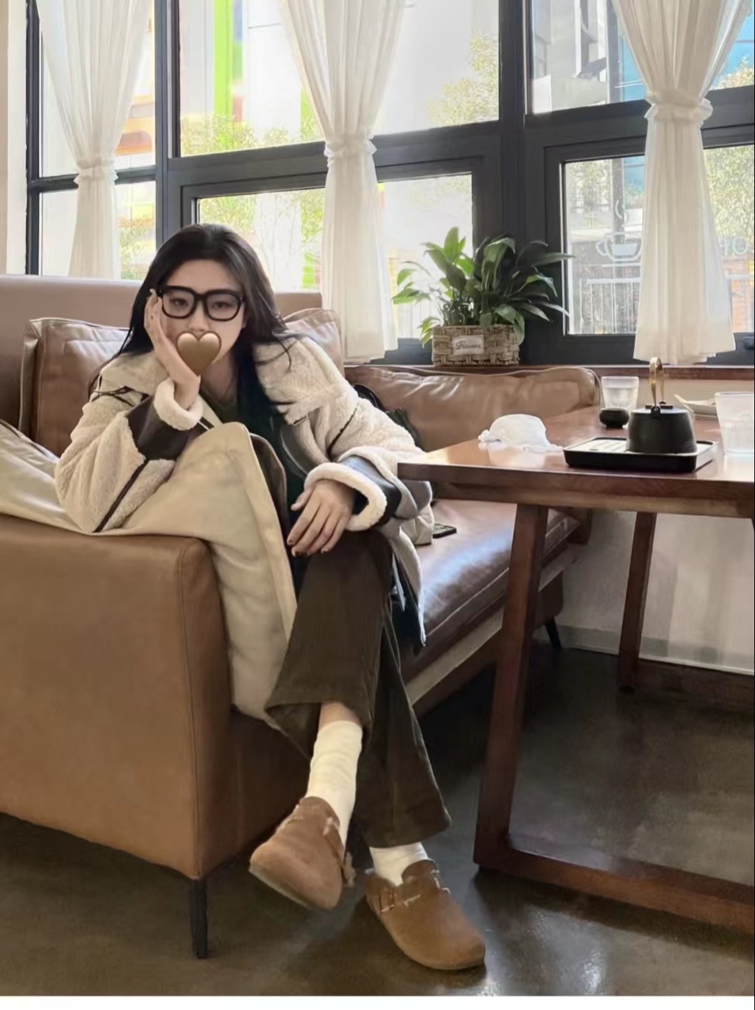 男士灯芯绒裤子可以搭配什么上衣,米白色灯芯绒裤子搭配什么鞋子