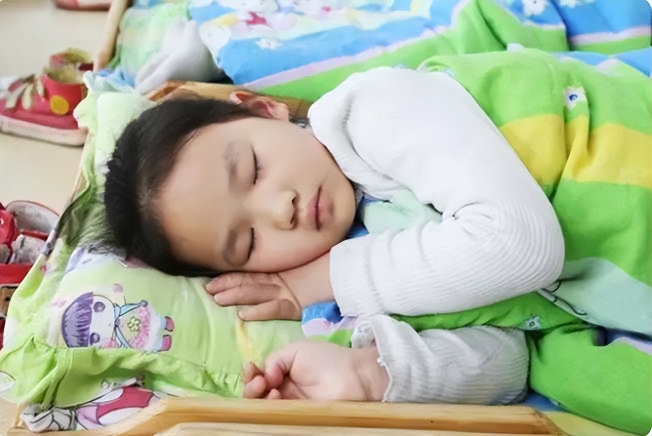 孩子睡觉老是踢被子说热怎么办,孩子睡觉热踢被子是什么情况