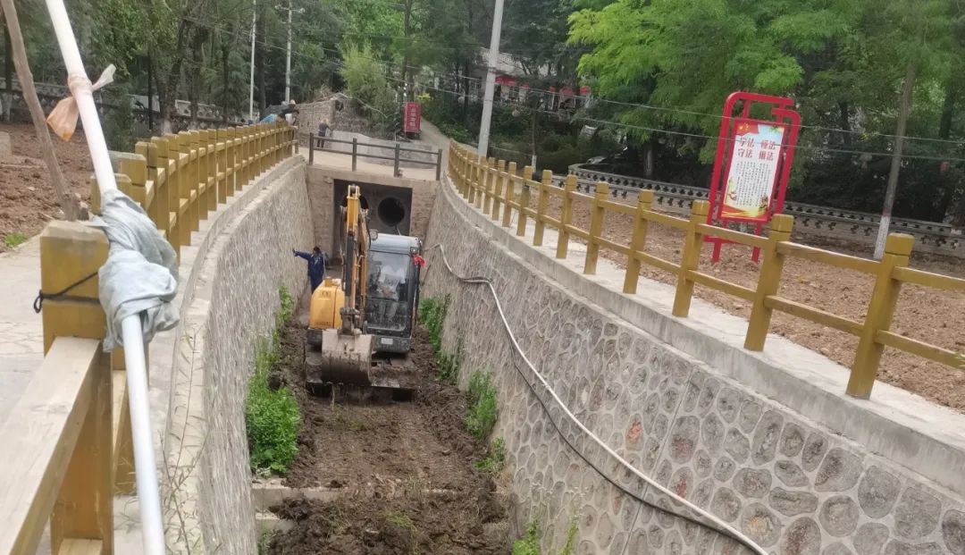 辛店镇持续开展路域环境整治行动,两城镇不断加大环境卫生整治力度