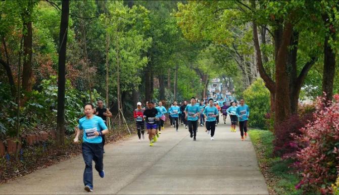 运动老乡(106)永州巅峰跑赛途中捆鞋带