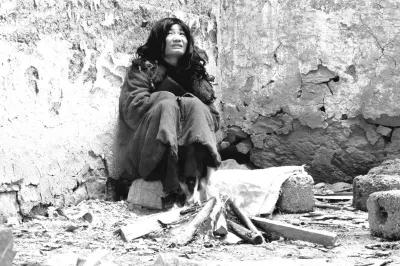 警钟：懒人杨锁懒死家中，走路靠背，吃饭靠喂，取暖靠烧家具