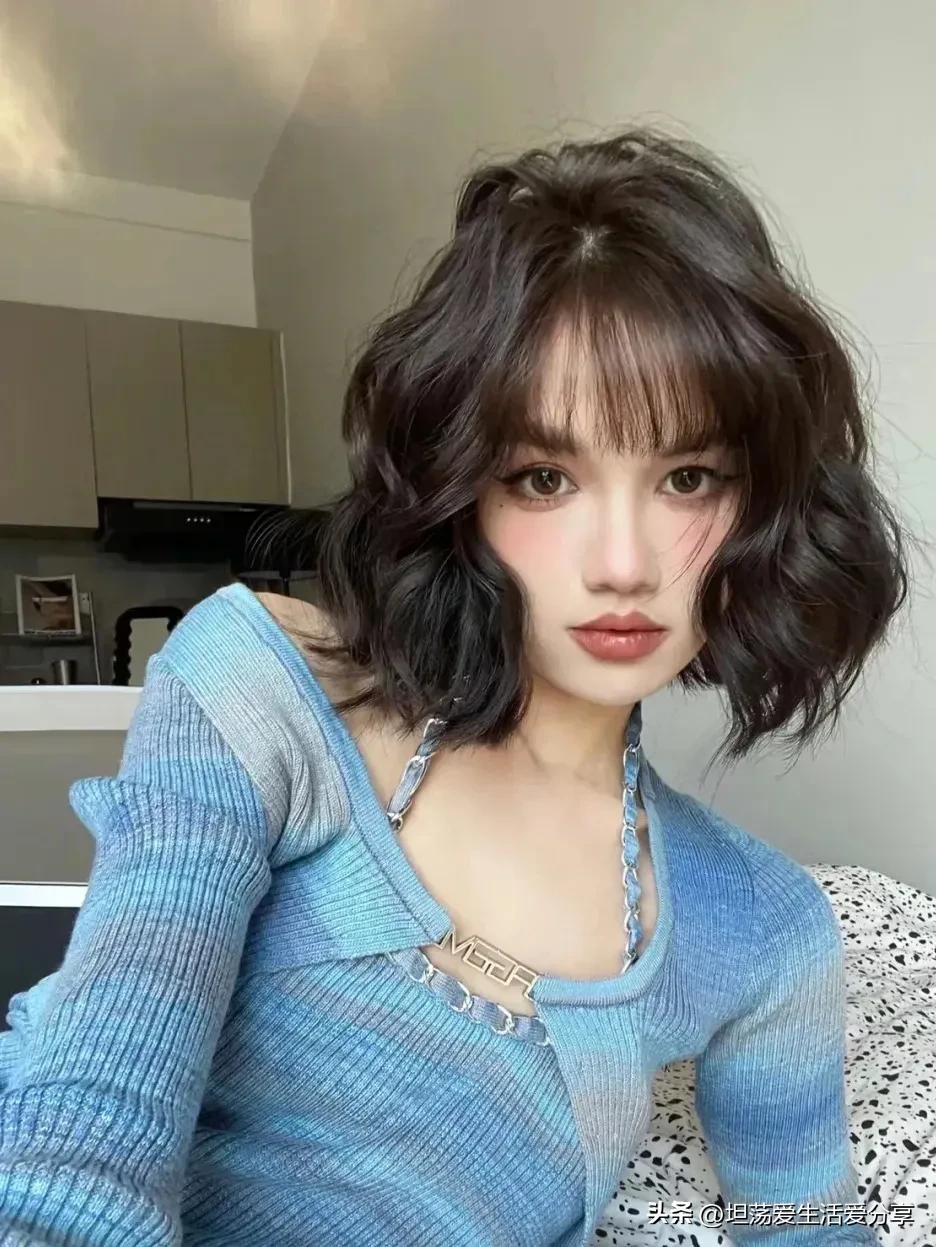 短头发蛋卷头发型正面,俏皮短蛋卷头戴什么帽子