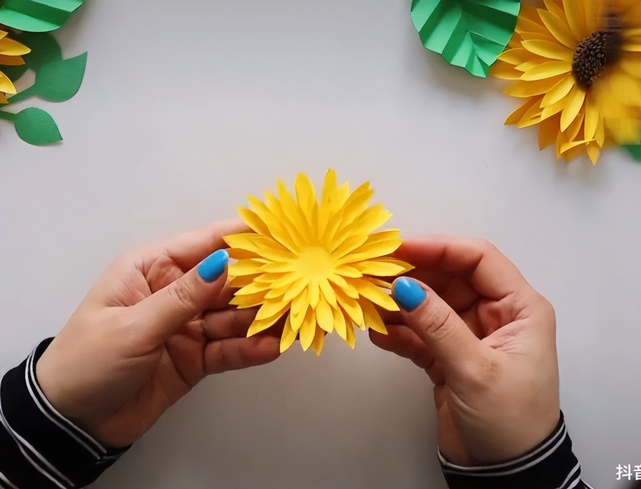 一款适合挂墙上的向日葵纸花