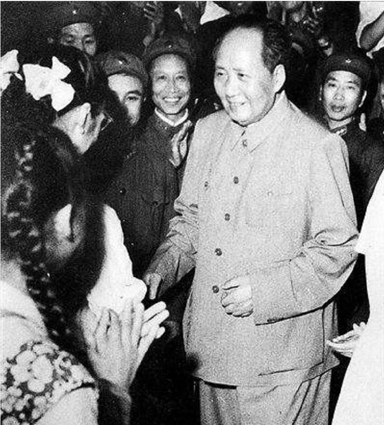 1957年毛主席表嫂来京，问台湾为何不拿回来？毛主席：等待时机