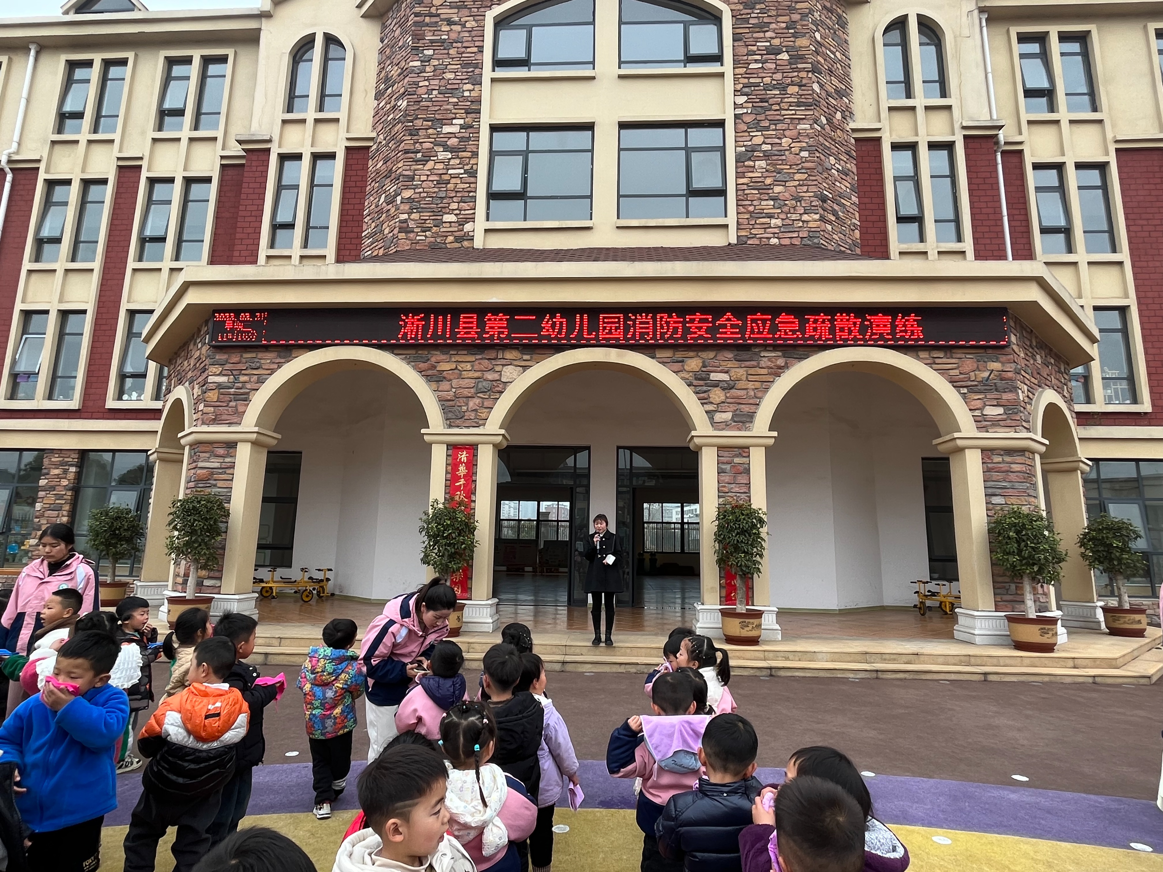 小班消防安全演练活动,消防队到幼儿园开展消防安全演练