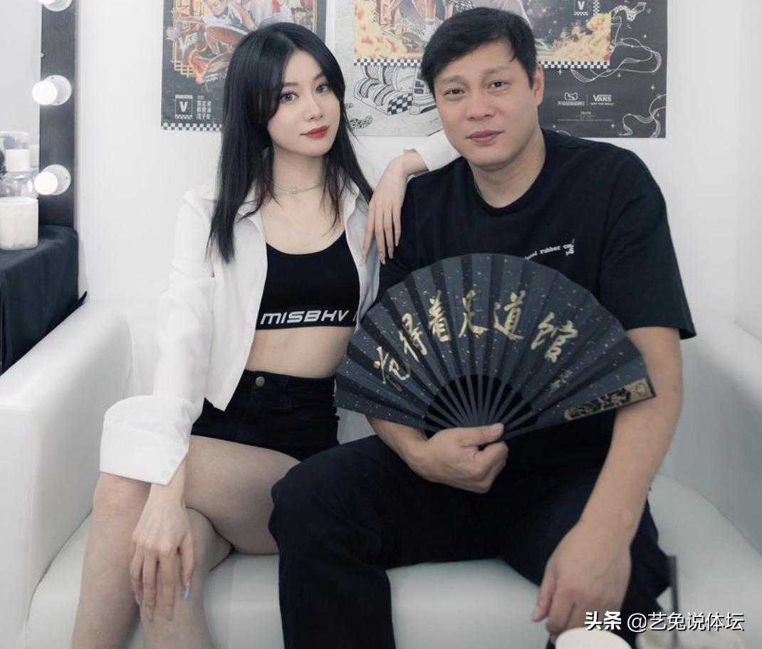 范志毅女儿综艺露脸,范志毅女儿穿露背装照片