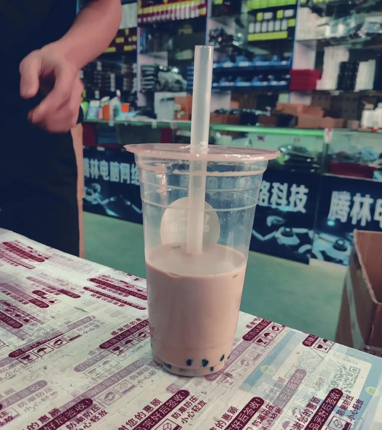 热搜上穿性感旗袍卖“*霸波**奶茶”的女老板，暴露出当下网红的病态