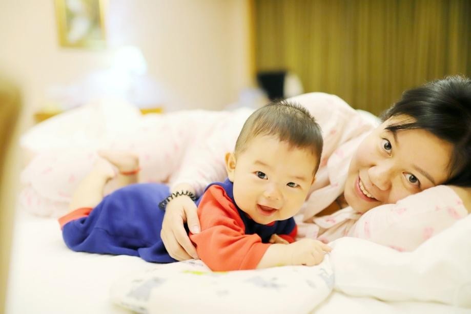 宝宝抬头练完怎样翻过来,宝宝抬头训练头偏向一边怎么纠正