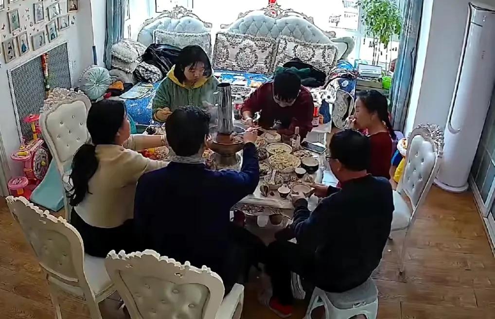 爷爷夹菜孙子移走凳子致爷爷摔倒,孙子拿走凳子爷爷摔倒