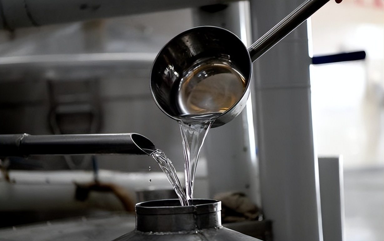 酒精勾兑白酒为什么不上头,酒精勾兑酒是不是不让叫酒了