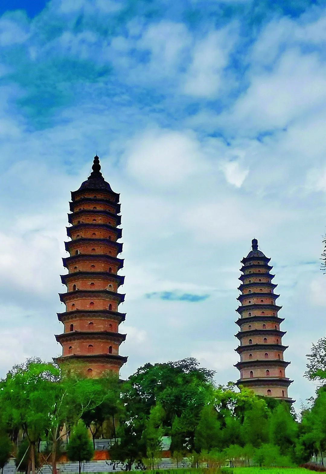 凌霄双塔风景图,龙城双塔凌霄