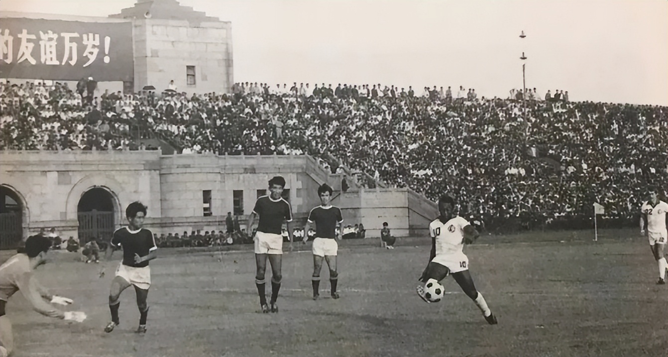 82岁球王贝利已进入临终关怀阶段,球王贝利坎坷的传奇成名之路