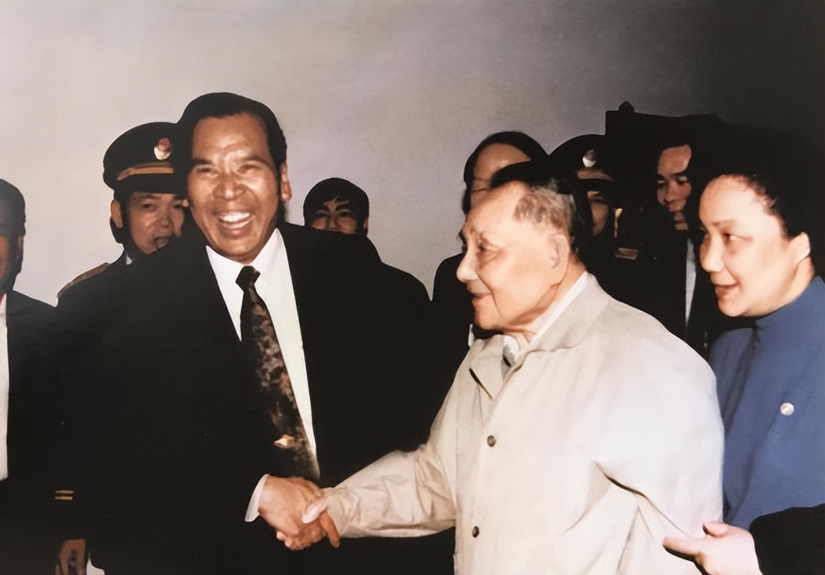 *小平邓**一生烟不离手，为买烟花光所有的钱，退休后仅用2个月戒烟