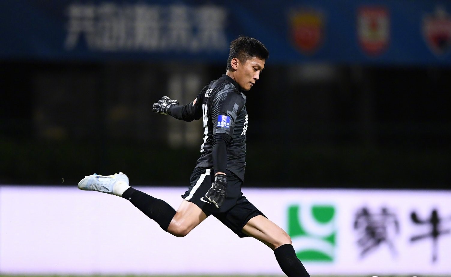 广州队对大连人谢晖,谢晖大连人踢上港