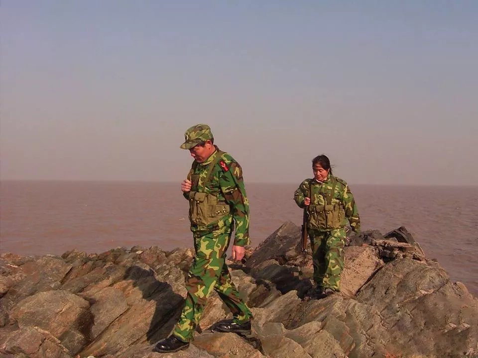 江苏夫妻驻守黄海孤岛32年，无电无淡水年薪5千，丈夫给妻子接生