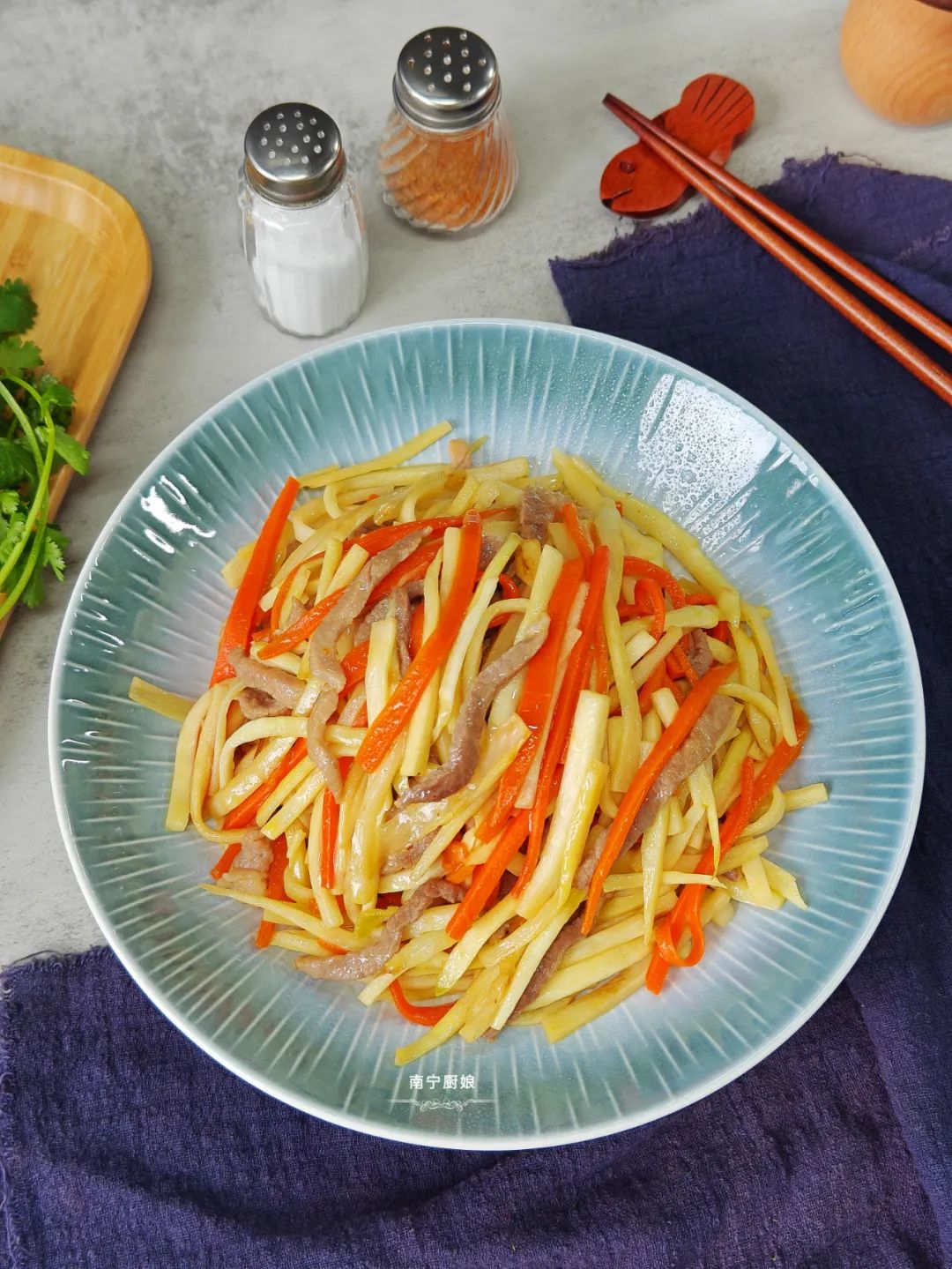 茭白除了和肉以外还和什么炒好吃,茭白炒五花肉茭白需不需要烫一下