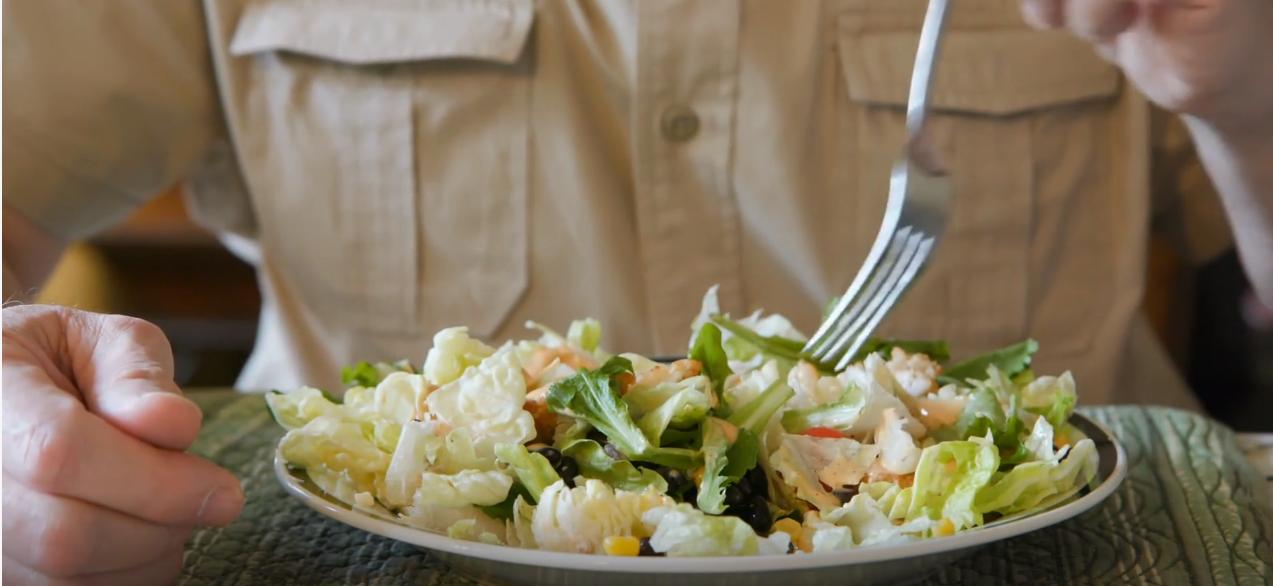 囚犯硬刚狱警，“德州7子”的硬核越狱事件，狱警还挥手示意