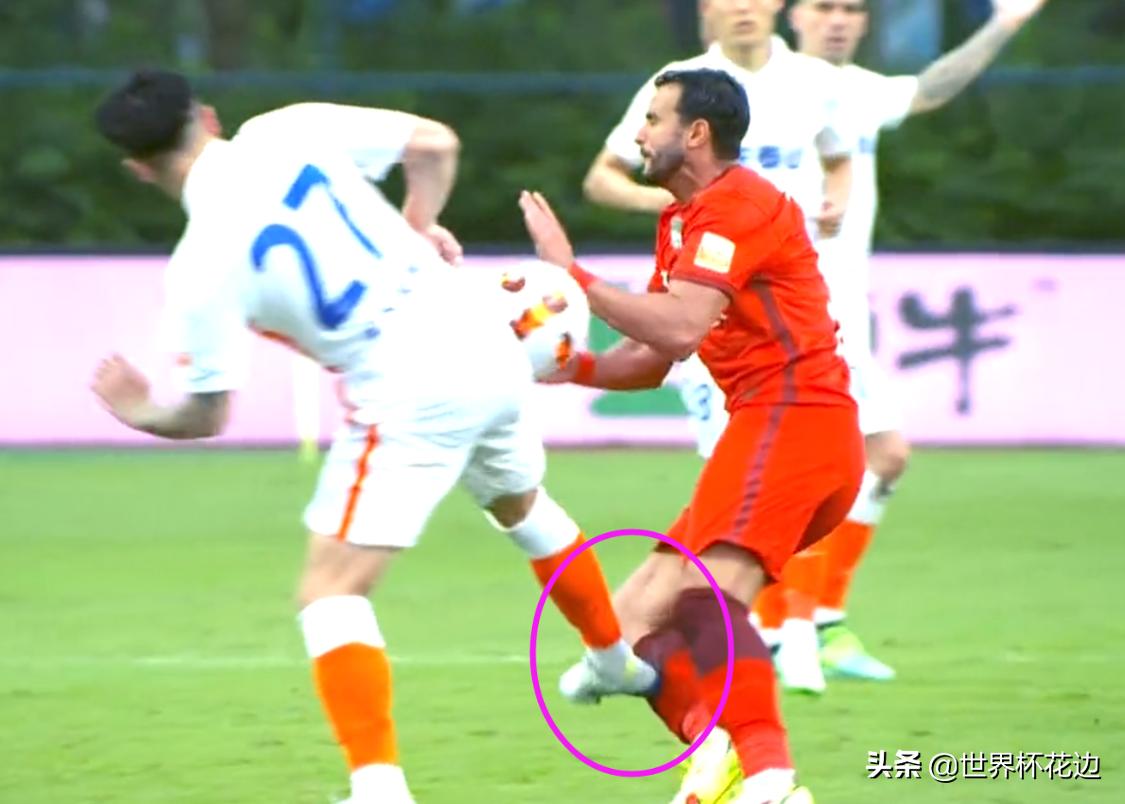 石柯停球,石柯离谱失误遭山东队友红牌特写