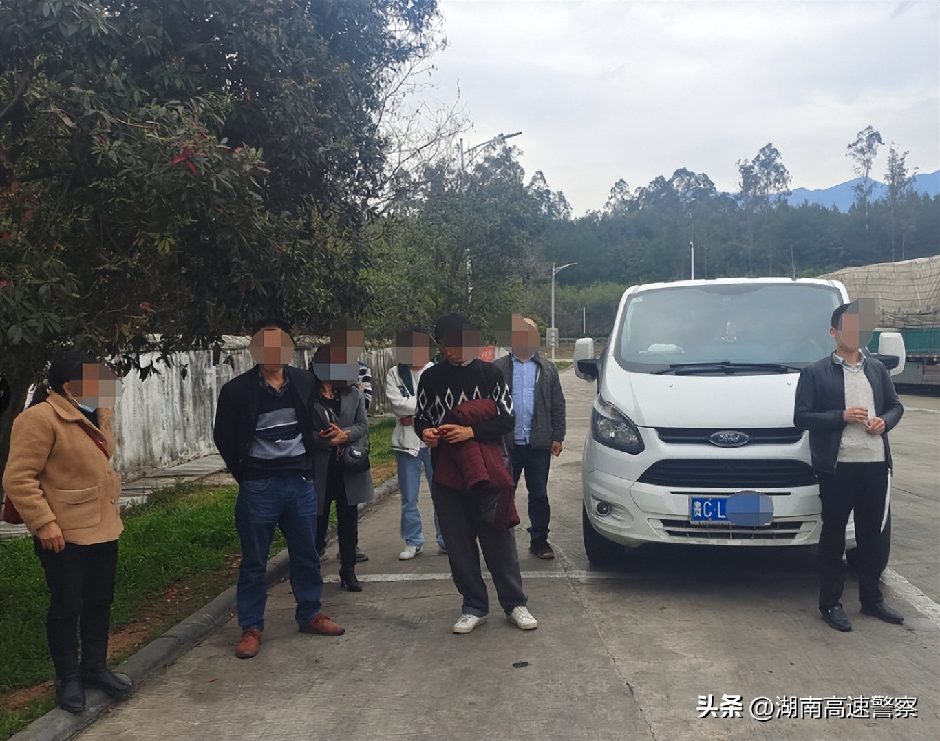 面包车超员20%以上被交警查获,9座面包车被查