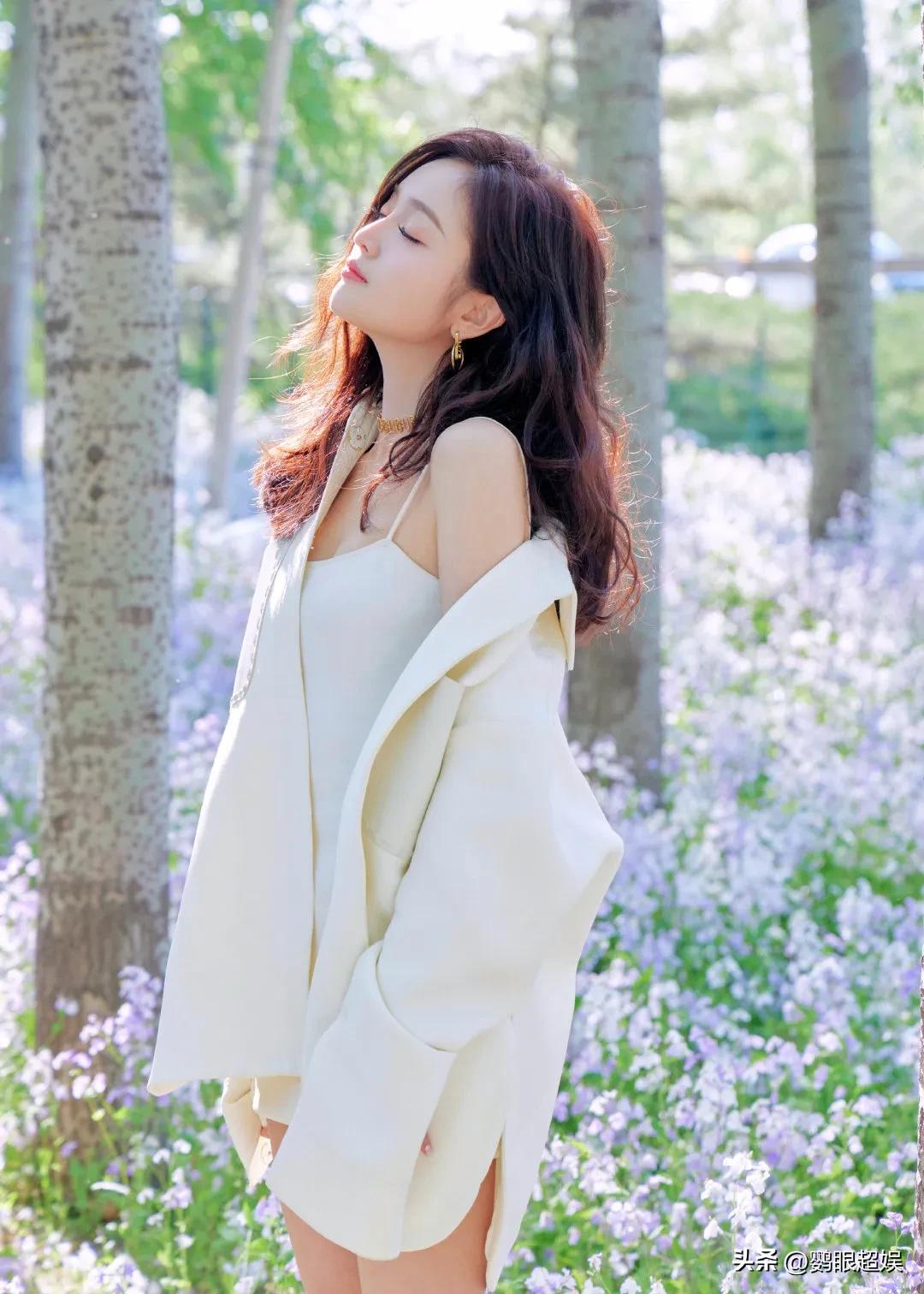 吴宣仪白色吊带长裙造型,吴宣仪彩色吊带裙写真