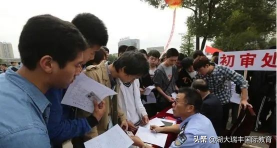 上海市公务员和国考哪个待遇好,深圳公务员国考和市考待遇哪个好